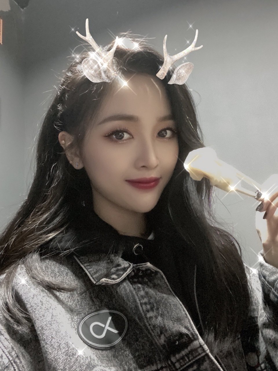 组图:吴宣仪冬至晒自拍对镜wink 笑容甜美少女感十足