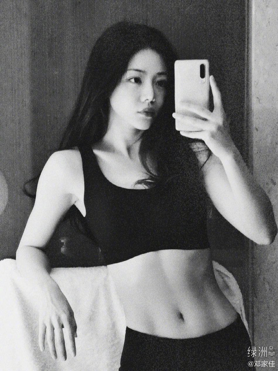 组图:邓家佳晒照展示健身成果 穿运动背心大秀蛮腰马甲线