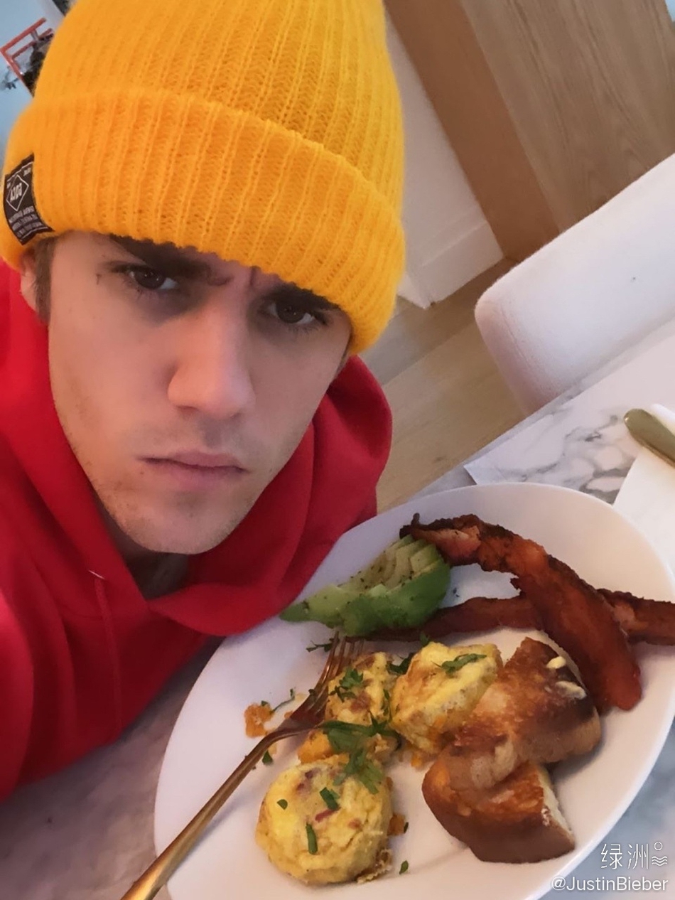 组图:贾斯汀比伯晒蓄胡自拍显成熟 戴长毛保暖帽露搞怪笑容