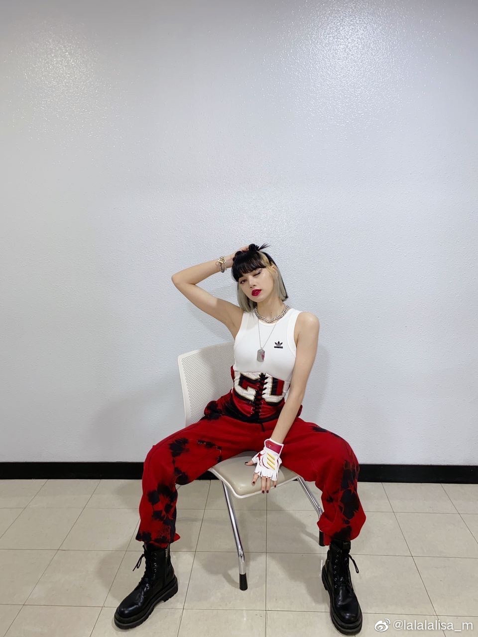 組圖：Lisa穿白背心工裝褲造型酷颯 哪吒頭配彩鑽眼妝又美又A