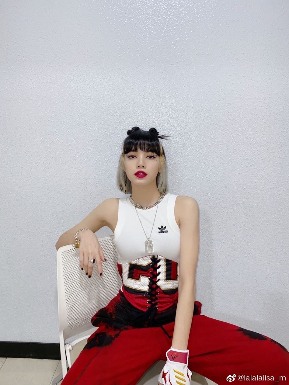 組圖：Lisa穿白背心工裝褲造型酷颯 哪吒頭配彩鑽眼妝又美又A