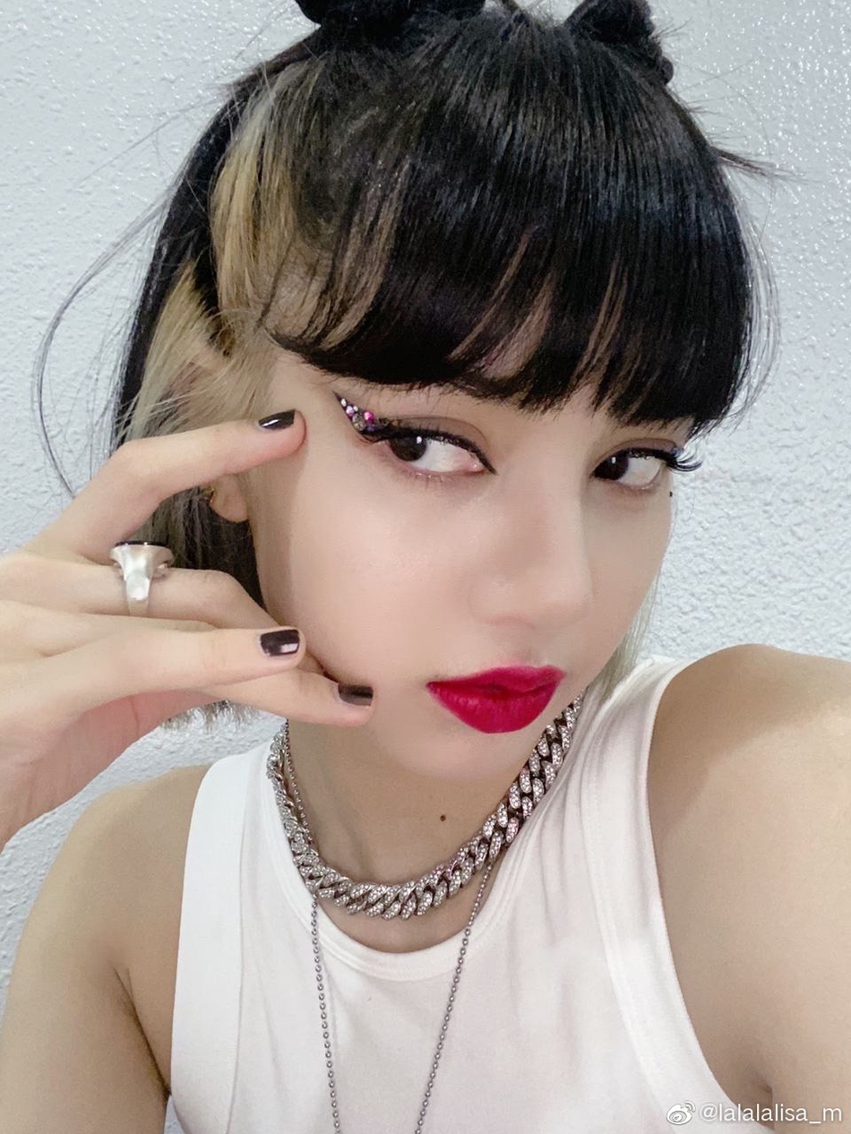 組圖：Lisa穿白背心工裝褲造型酷颯 哪吒頭配彩鑽眼妝又美又A