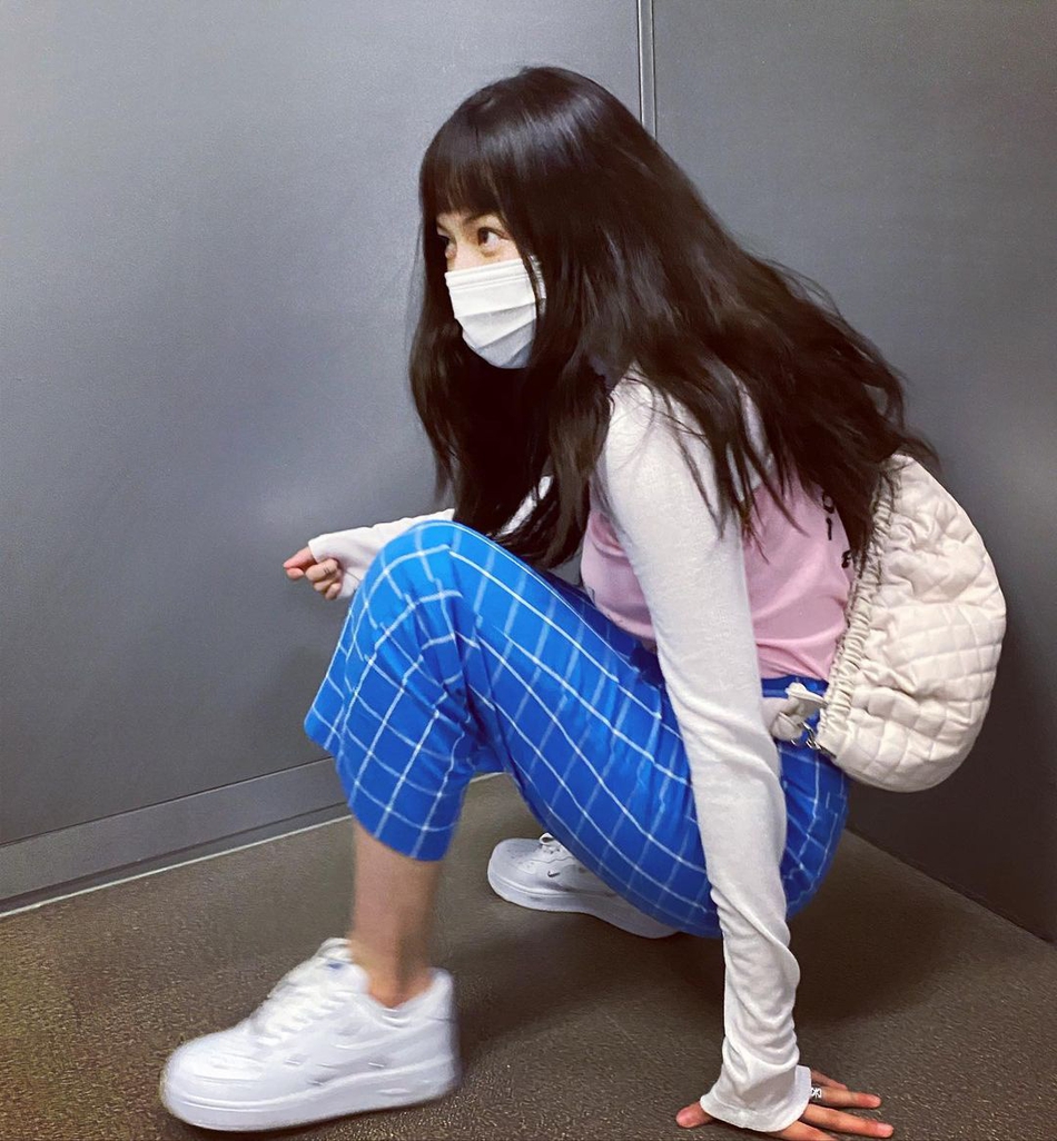 组图：泫雅穿粉白上衣搭格纹裤时髦感足 齐刘海卷发清纯又可爱