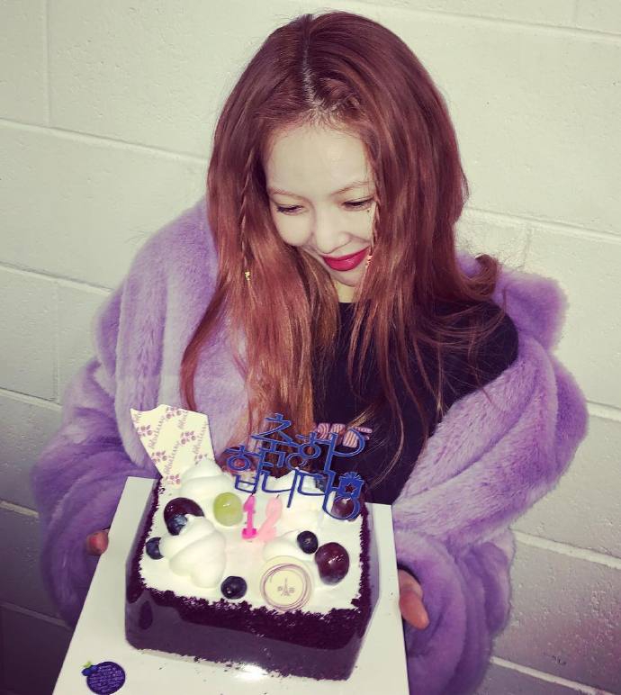 组图:泫雅生日捧蛋糕娇羞甜笑 超短裤秀美腿细腰酷劲十足_高清图集