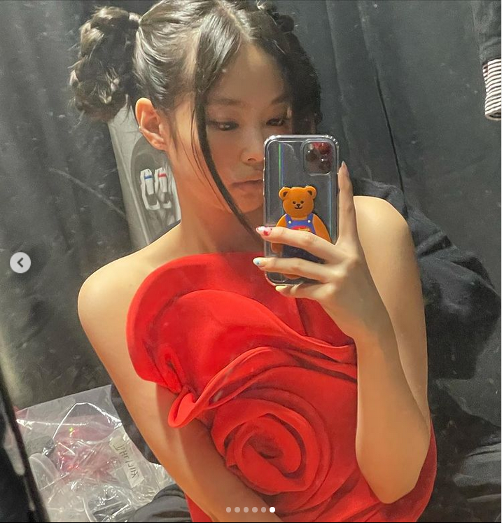 組圖：Jennie早前自拍被翻出 網友憑衣服猜測後面坐的是權志龍