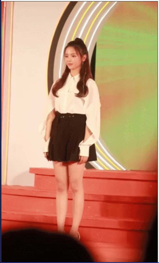 火箭少女杨超越ol风短裙亮相 踩高跟鞋跳舞美腿白嫩纤细_新浪图片