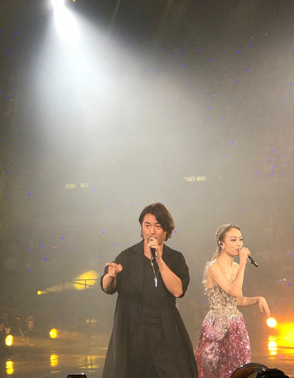 组图:容祖儿演唱会邀师哥郑伊健助阵 对唱歌曲《在我生命里》