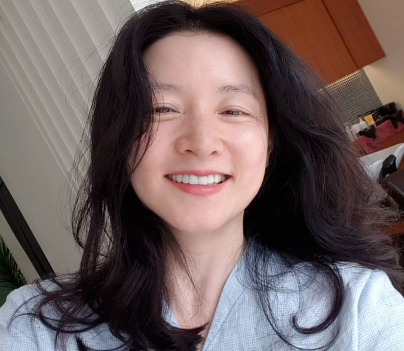组图：49岁李英爱素颜逛超市被偶遇 与工作人员合影亲和力足