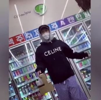 组图：泫雅金晓钟低调穿搭现身便利店 听到自己新歌开心活力起舞