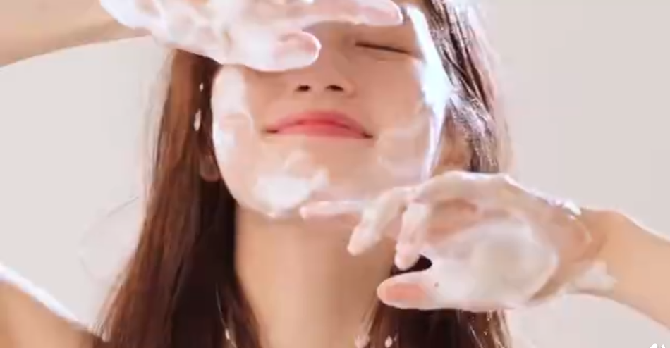 组图：裴秀智拍杂志花絮曝光 戴米奇耳脸上涂泡泡俏皮可爱