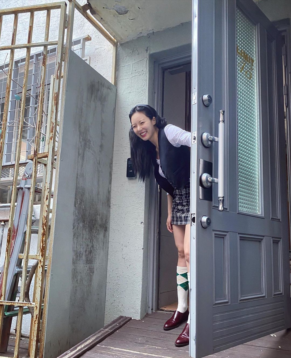 組圖：泫雅學院風造型清新甜美 穿黑白格紋短裙修長美腿搶眼