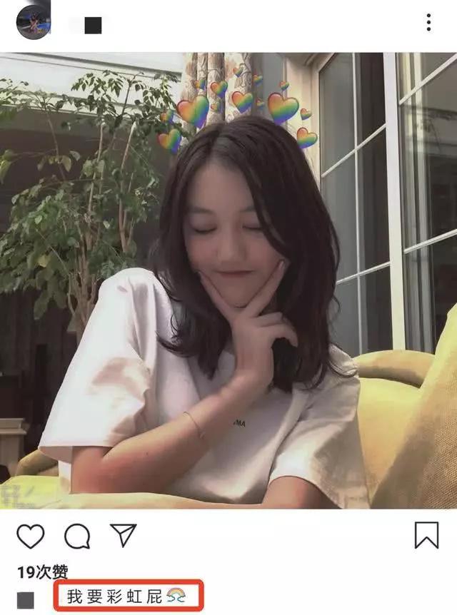 组图：李嫣披长发加狗狗吐舌滤镜卖萌 穿丝质睡衣抱兔子玩偶