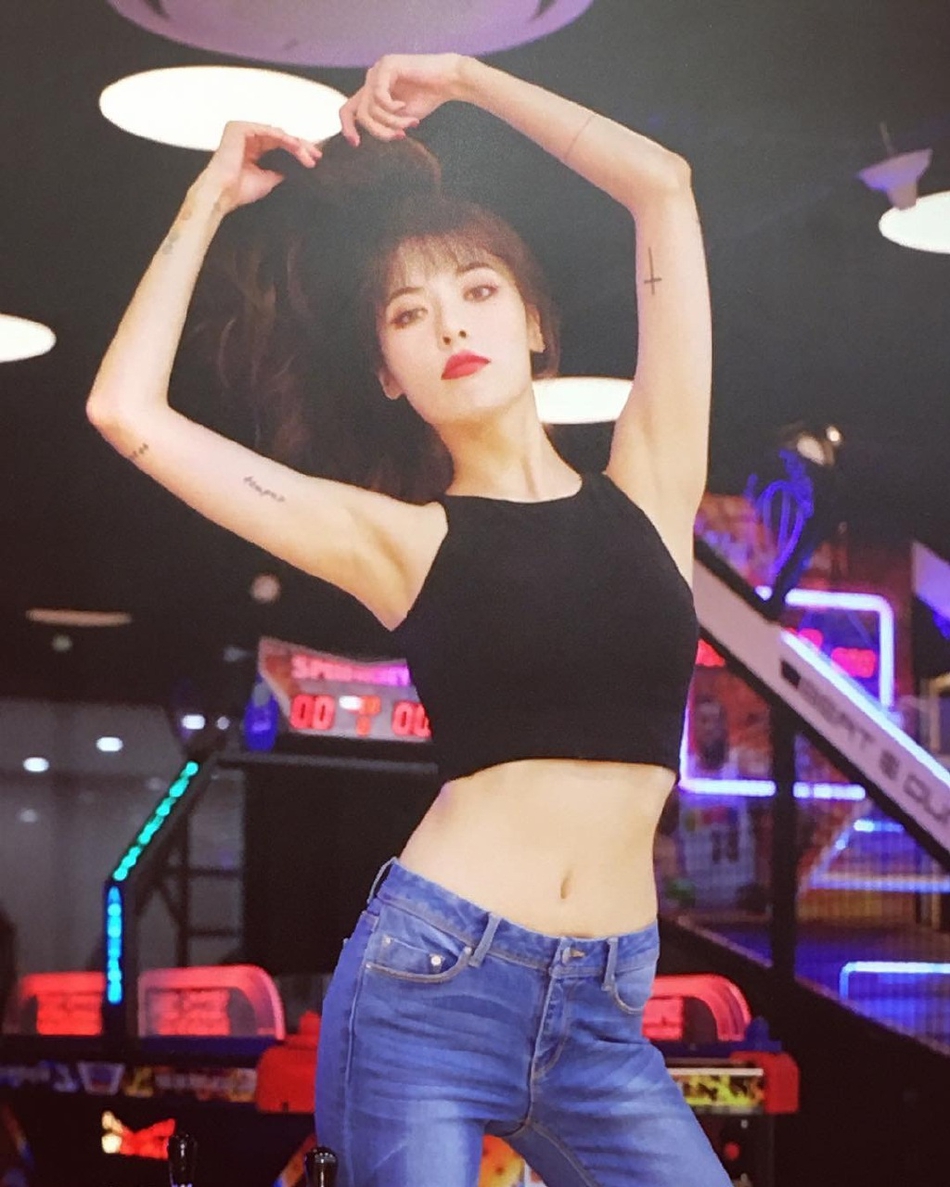 组图:泫雅晒照穿短背心秀马甲线 练舞律动感十足腹肌若隐若现_高清