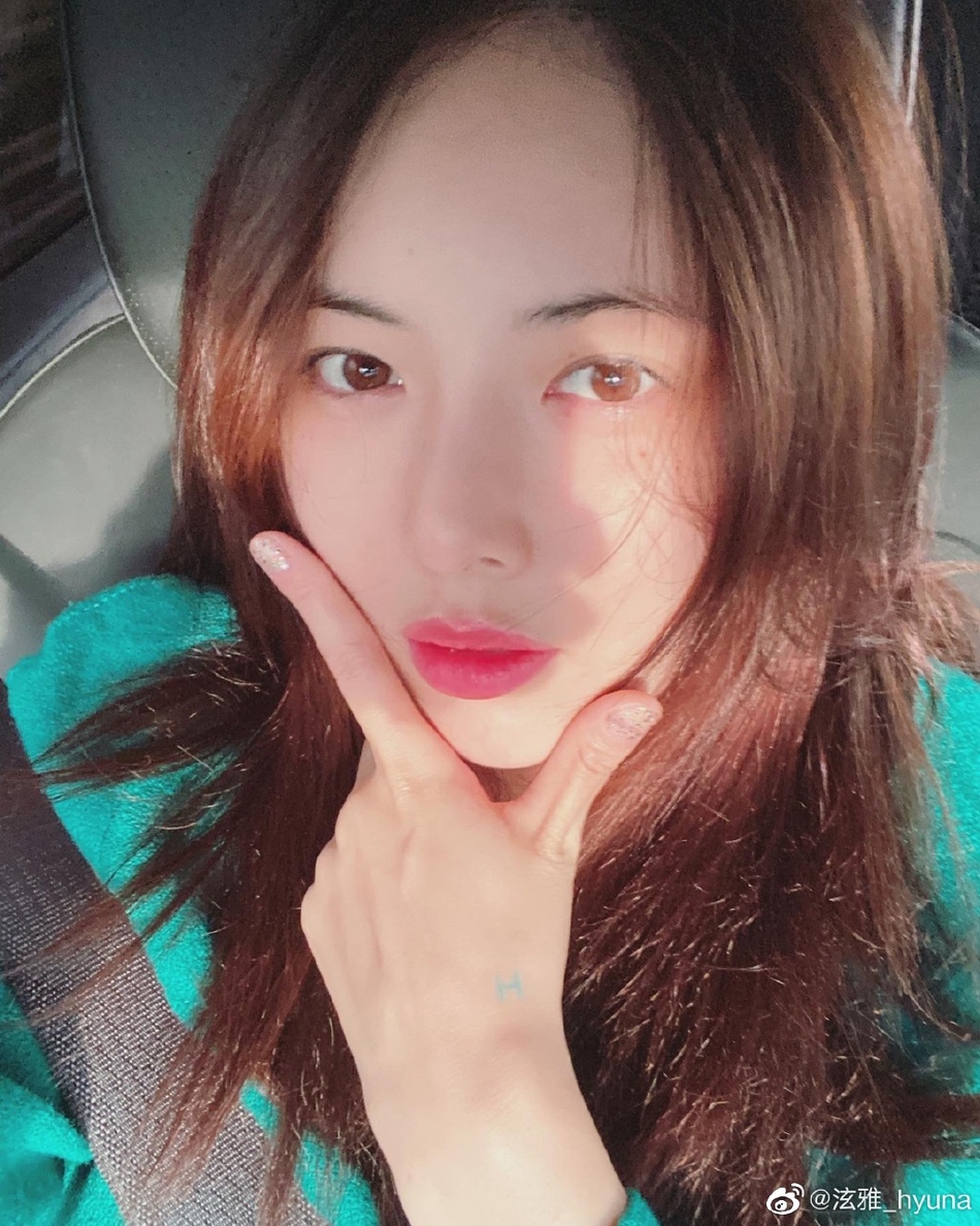 组图:泫雅坐地上对镜比心秀美腿 双麻花辫俏皮可爱笑容超甜