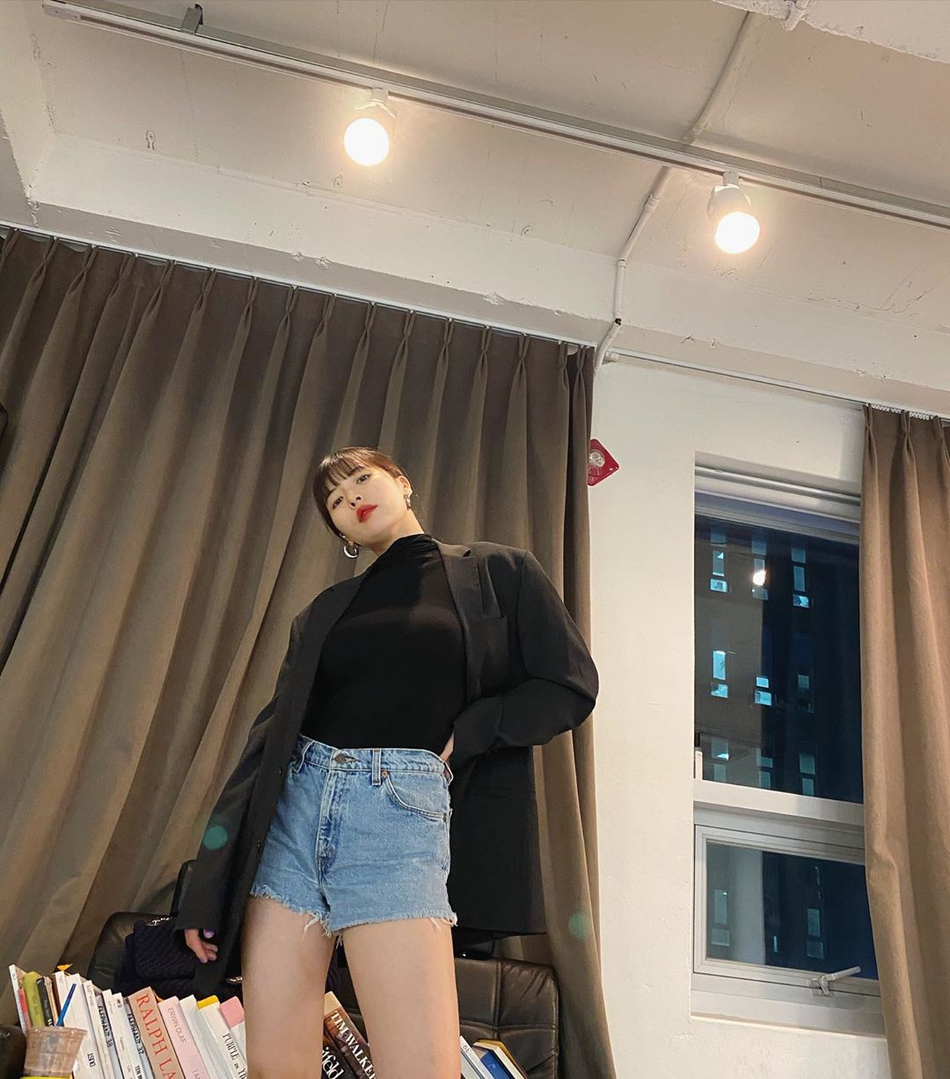 组图:泫雅穿超短裤晒美照秀长腿 搭配黑西装变酷girl气场超a_高清图集