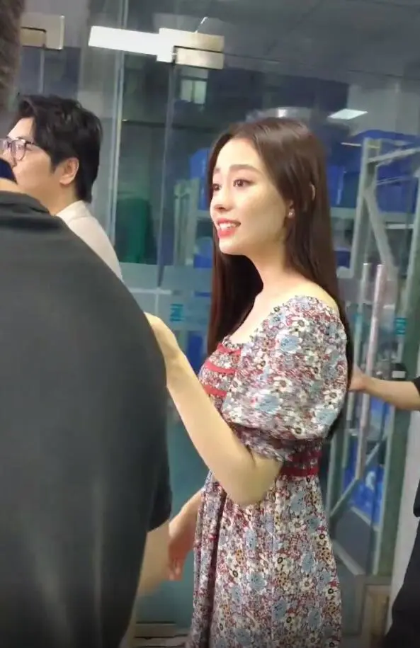 组图:郎朗携娇妻合体现身 吉娜穿碎花连衣裙面带微笑娇美可爱