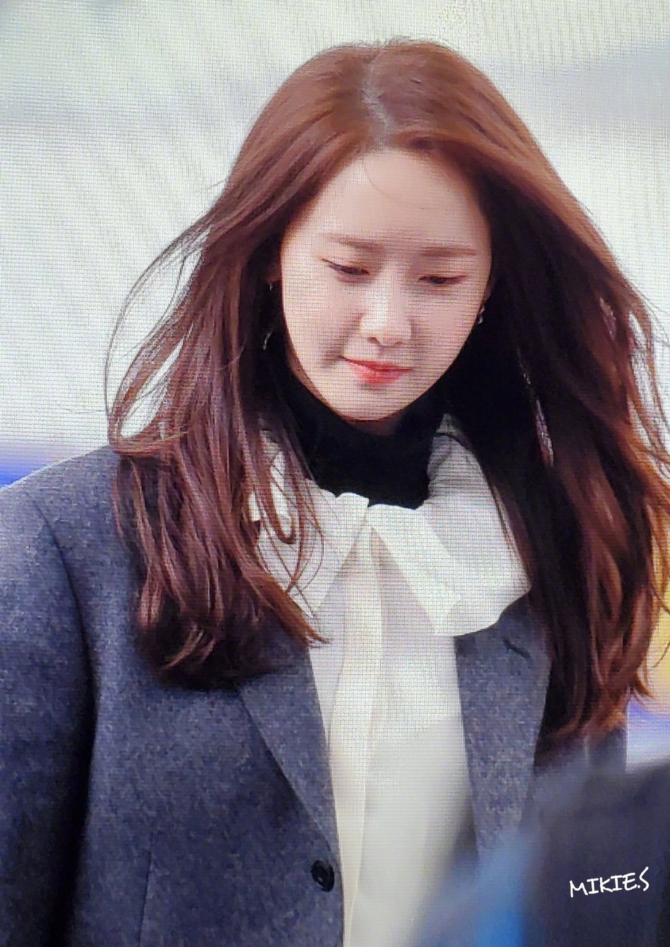 组图:林允儿启程赴上海心情美丽 穿职场套配栗色长发温柔迷人