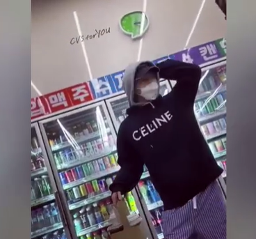 组图：泫雅金晓钟低调穿搭现身便利店 听到自己新歌开心活力起舞