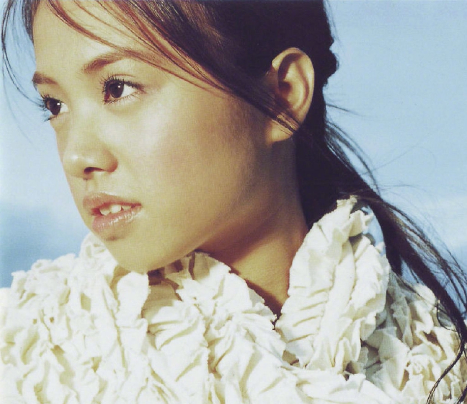 组图:蔡依林19年前专辑写真青涩灵动 婴儿肥小脸少女感十足