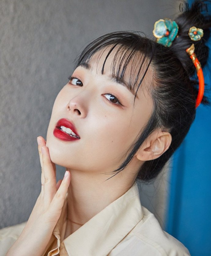 组图:雪莉最新写真夸张眯眼笑 衣着清爽打乒乓球变春日女友