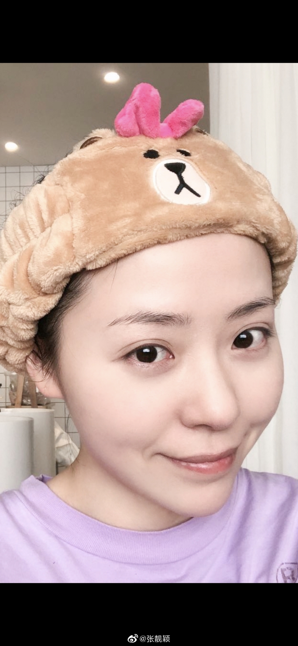 组图:张靓颖高原归来晒浴室素颜自拍 皮肤白皙紧致状态好