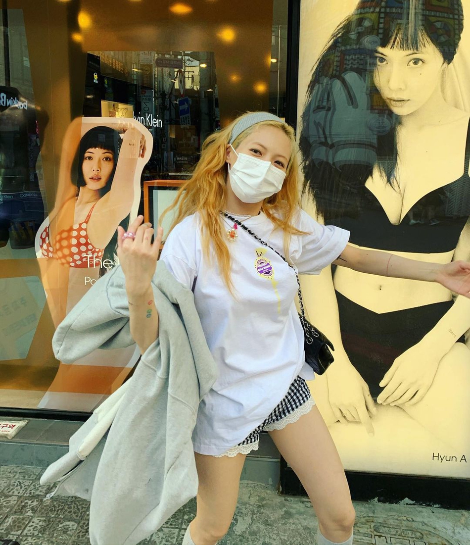 組圖：泫雅模仿自己的內衣廣告牌 曲線優美性感又可愛
