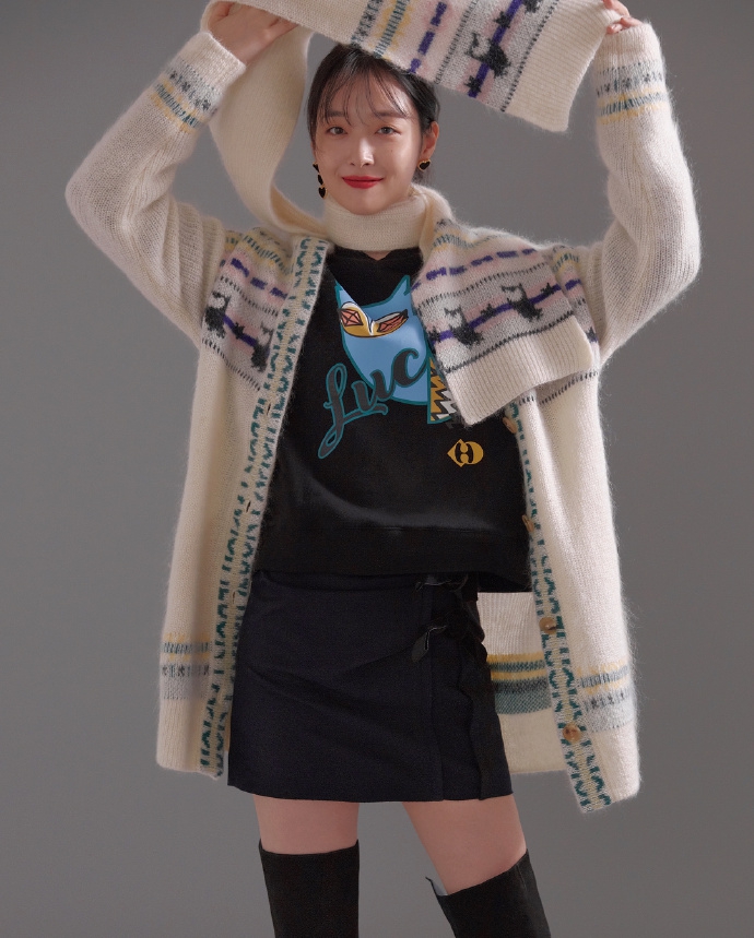 组图:雪莉最新写真展现清纯少女感 脸颊微红大眼睛灵动撩人