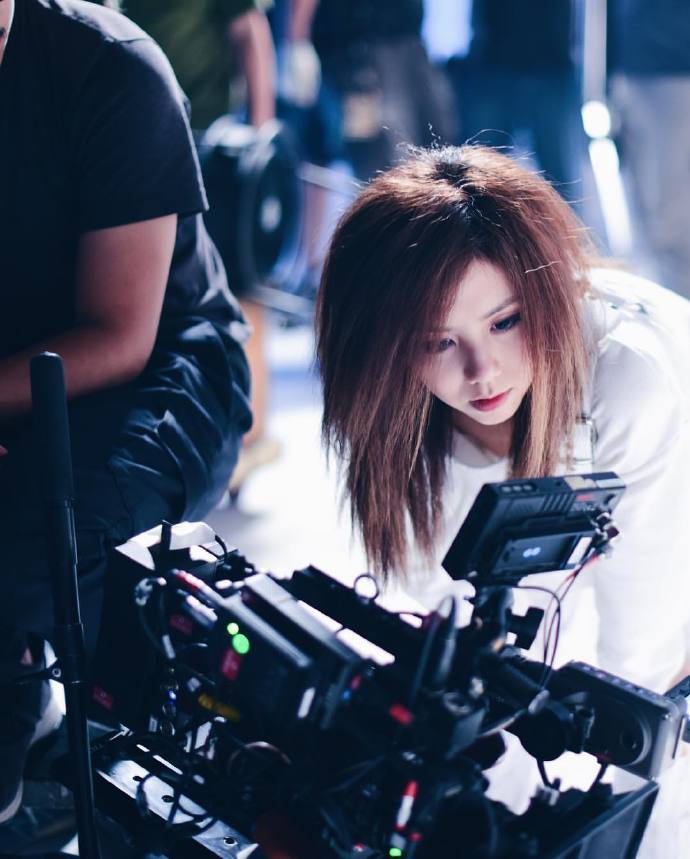 组图邓紫棋mv花絮照蹲地嗅假花头发蓬乱眼神恍惚气氛诡谲