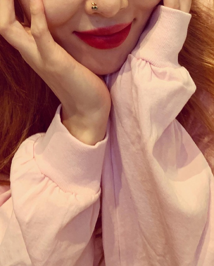 组图:泫雅晒照罕见戴上鼻钉 毛毯上跪坐美腿纤细白嫩