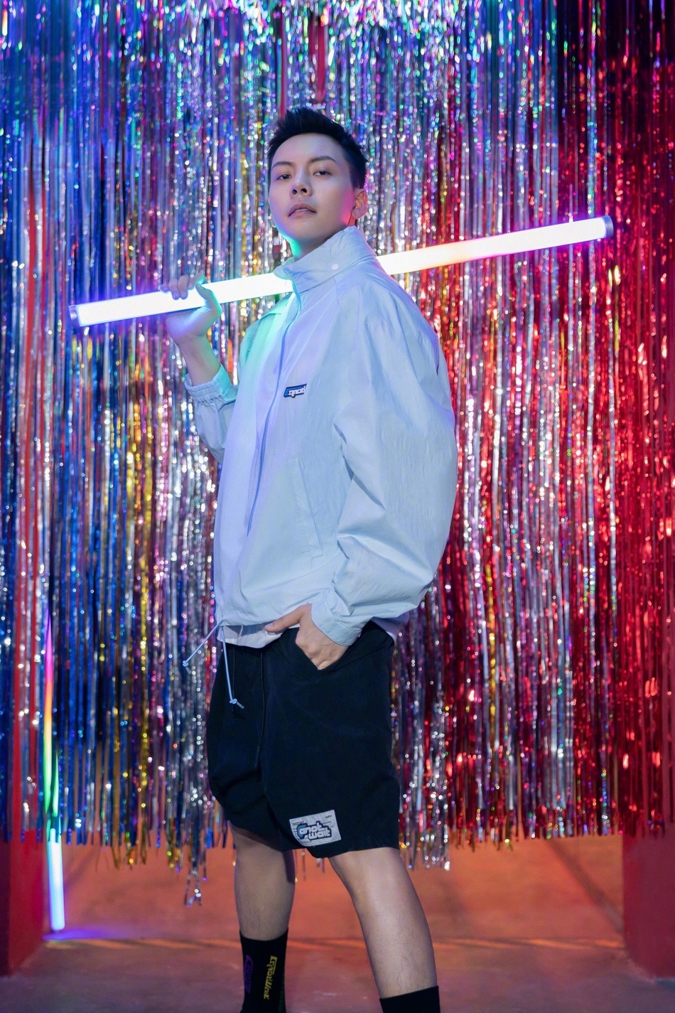 组图:陈伟霆最新写真大片曝光 白t黑裤利落清爽夏日感满满