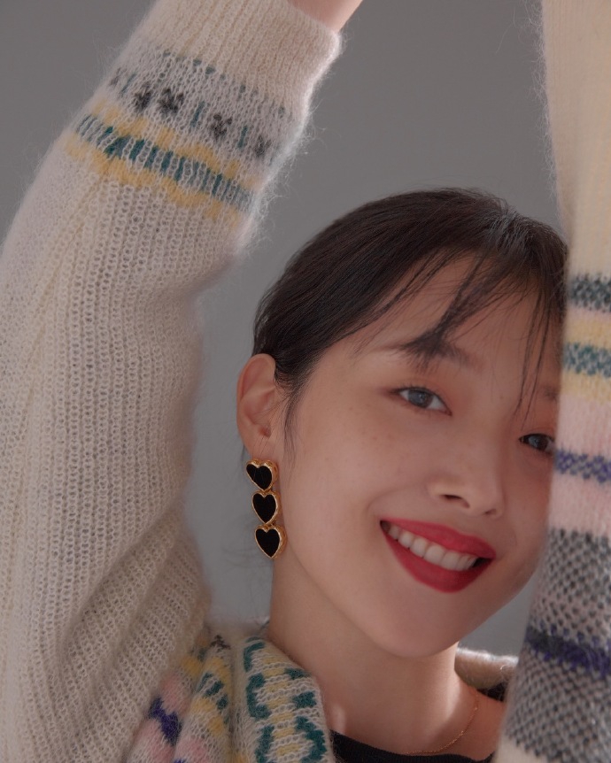 组图:雪莉最新写真展现清纯少女感 脸颊微红大眼睛灵动撩人