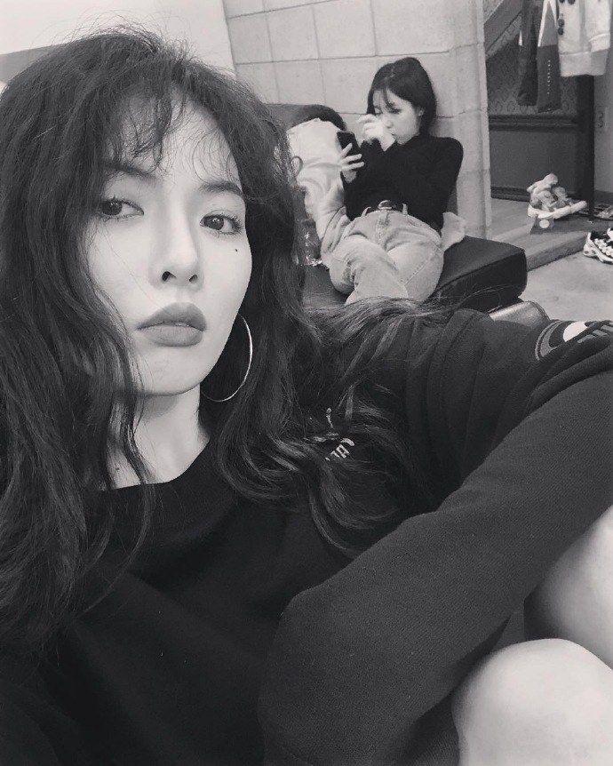 组图:泫雅晒黑白自拍照电眼迷人 低头拍美腿特写纤细白嫩