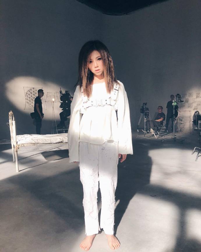 组图:邓紫棋mv花絮照蹲地嗅假花 头发蓬乱眼神恍惚气氛诡谲