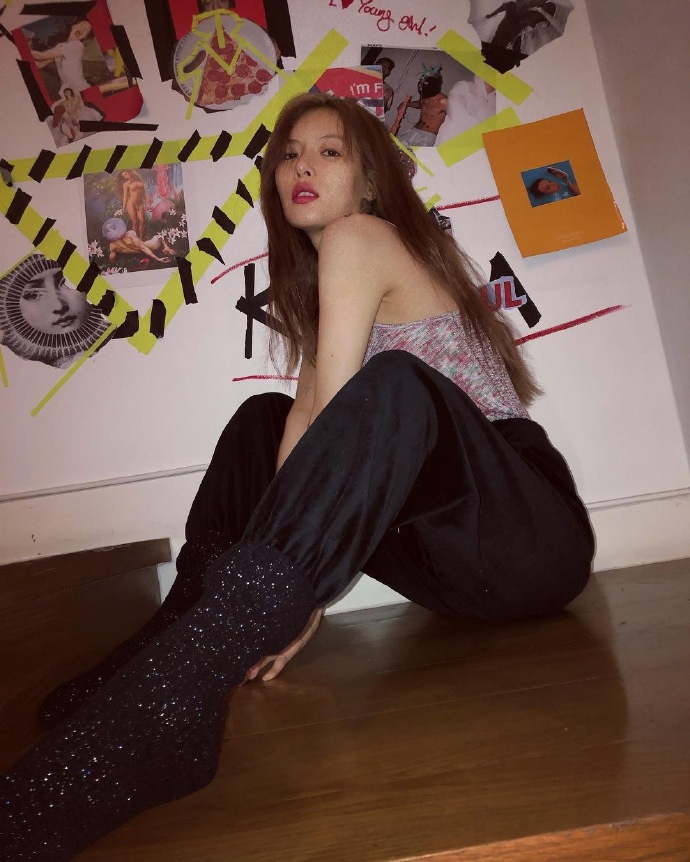 组图:泫雅吊带背心大秀白嫩雪肤 妩媚托腮香肩锁骨迷人