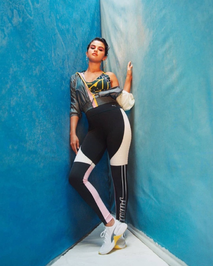 组图:赛琳娜最新写真曝光气场全开 眼神迷离俯视镜头秀好身材