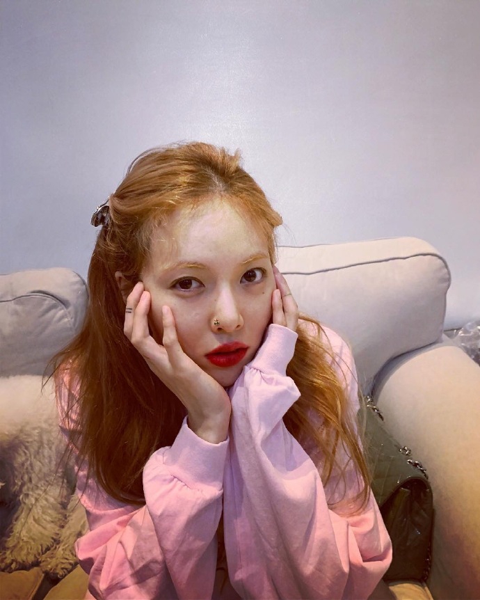 组图:泫雅晒照罕见戴上鼻钉 毛毯上跪坐美腿纤细白嫩_高清图集_新浪网