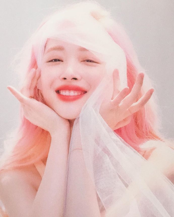 组图:雪莉最新写真曝光 肌肤白嫩捧脸卖萌