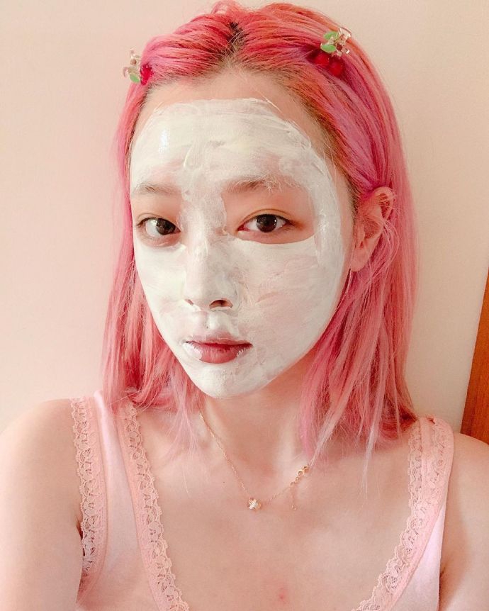 组图：雪莉粉发红唇更显肤白 上传卸妆前后对比素颜难掩丽质