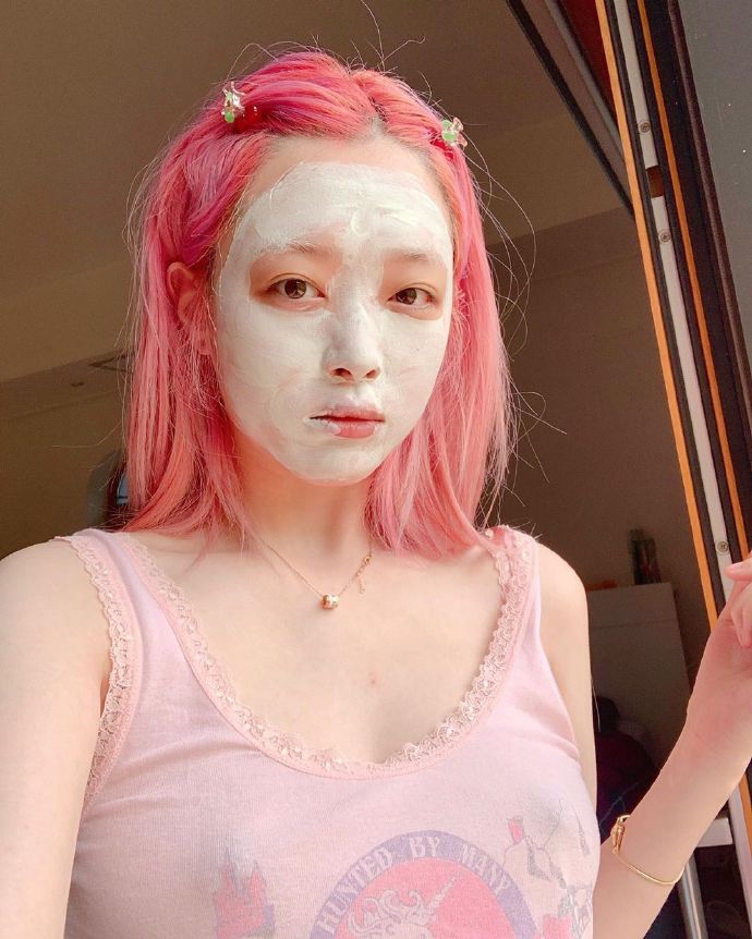 组图：雪莉粉发红唇更显肤白 上传卸妆前后对比素颜难掩丽质