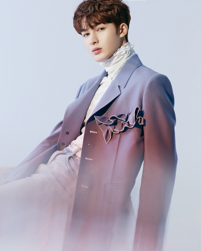 组图:朱正廷写真挑战复古香芋紫西装 荷叶领内搭显温柔气质