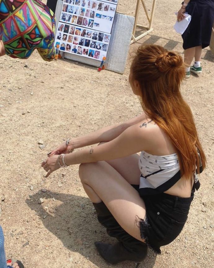 组图：泫雅方巾上衣造型别致性感 穿须边短裤踩长靴秀美腿