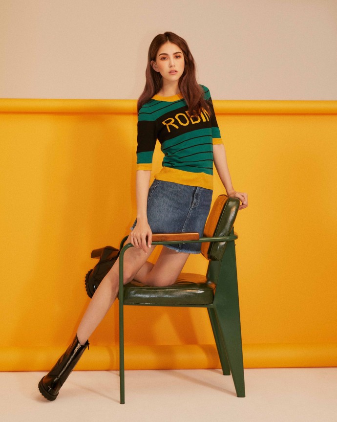 组图:昆凌飞机上不忘工作 认真做笔记侧颜精致温柔气质佳