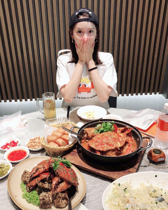 组图:林允儿吃螃蟹不忘玩自拍 反戴棒球帽捧脸卖萌享受美食