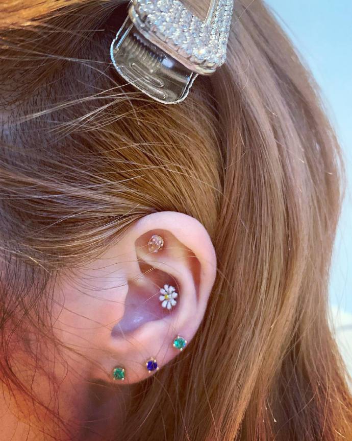 组图:泫雅晒照罕见戴上鼻钉 毛毯上跪坐美腿纤细白嫩