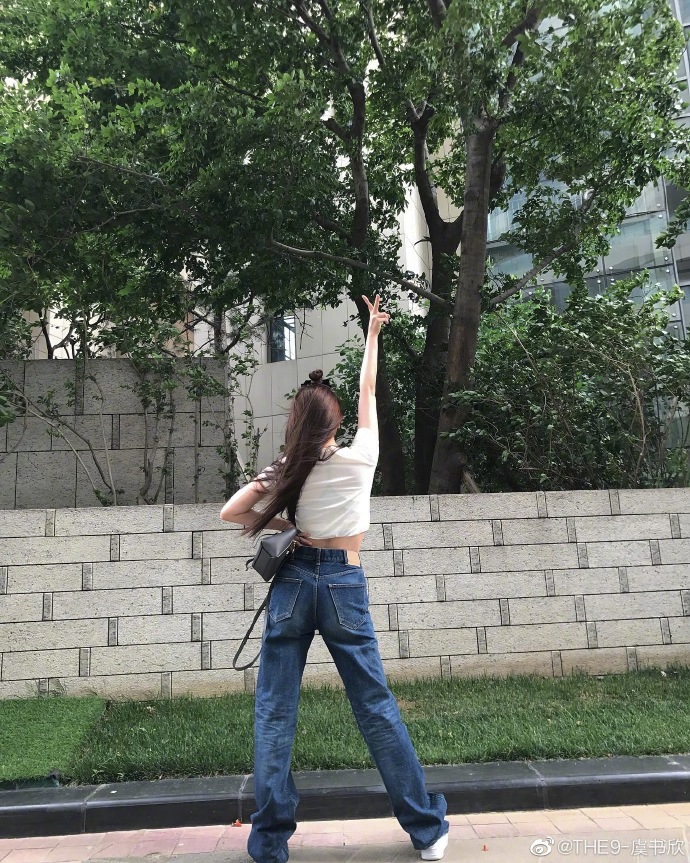 组图:虞书欣穿短上衣配牛仔裤秀蛮腰 叉腰比耶少女感满满