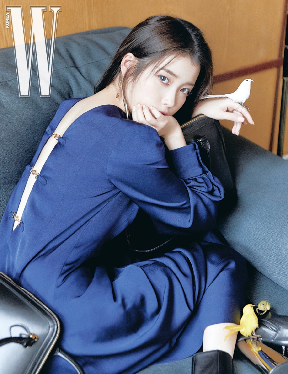 组图：IU最新杂志写真曝光化身森系少女 风格百变可盐可甜