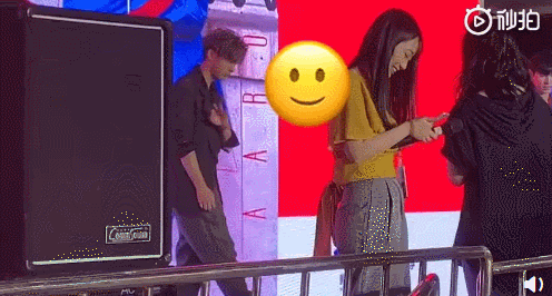 炎亚纶活动现场被粉丝飞扑下意识接住后满脸笑容合照 新浪图片