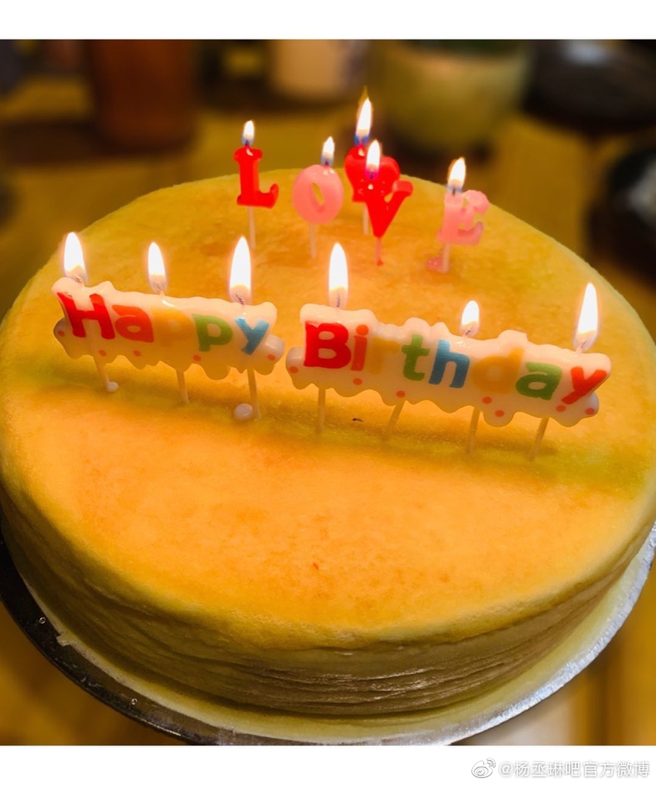 组图:杨丞琳开心庆祝35岁生日 双手合十甜笑垂眸许愿