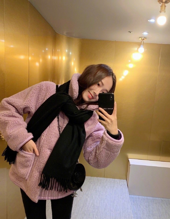 组图:郑秀妍穿粉色外套少女心爆棚 化身冬日女友甜笑可爱