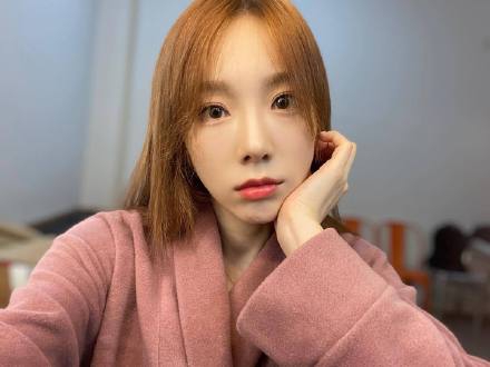 組圖：泰妍發自拍預告新歌心情靚 梳“春麗頭”淺笑少女感十足